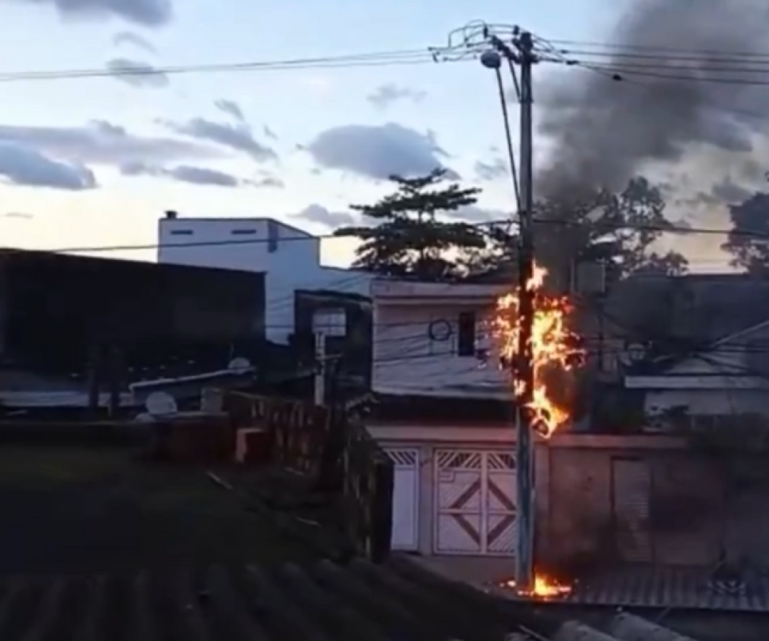 Um incêndio na fiação da Rua Hugo Ventura, no bairro Parque Continental, em São Vicente, causou a interrupção no fornecimento...