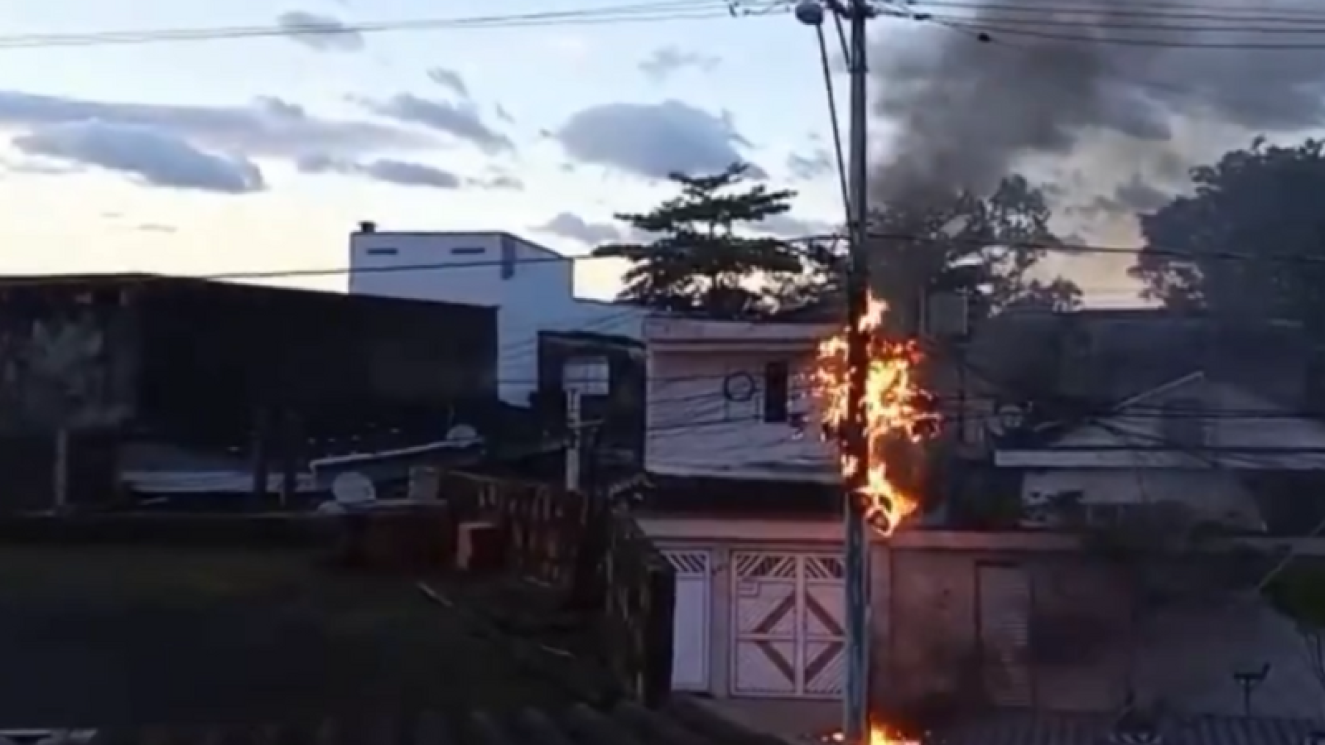 Um incêndio na fiação da Rua Hugo Ventura, no bairro Parque Continental, em São Vicente, causou a interrupção no fornecimento...
