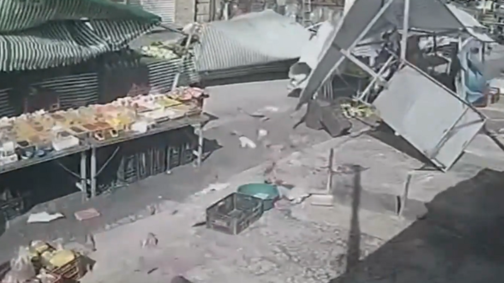 Uma forte ventania atingiu a Baixada Santista e causou diversos transtornos em cidades da região, com queda de mais de 30 árvores...