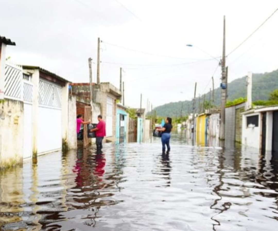 As fortes chuvas registradas no final da tarde e início da noite de domingo (25) levaram a cidade de Mongaguá, no litoral paulista...