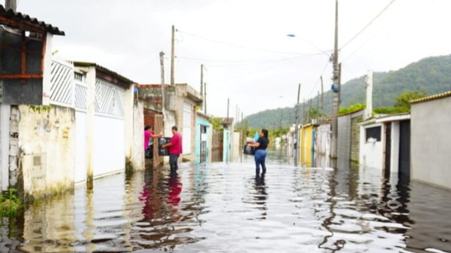 As fortes chuvas registradas no final da tarde e início da noite de domingo (25) levaram a cidade de Mongaguá, no litoral paulista...