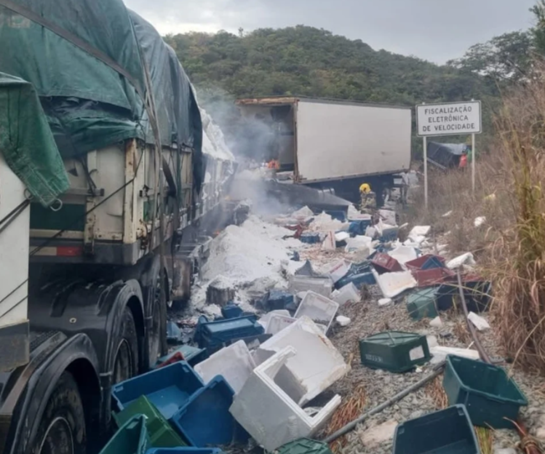 Um grave acidente envolvendo três veículos de carga deixou uma pessoa morta na manhã deste domingo (13), na BR-251, na Serra de Francisco...