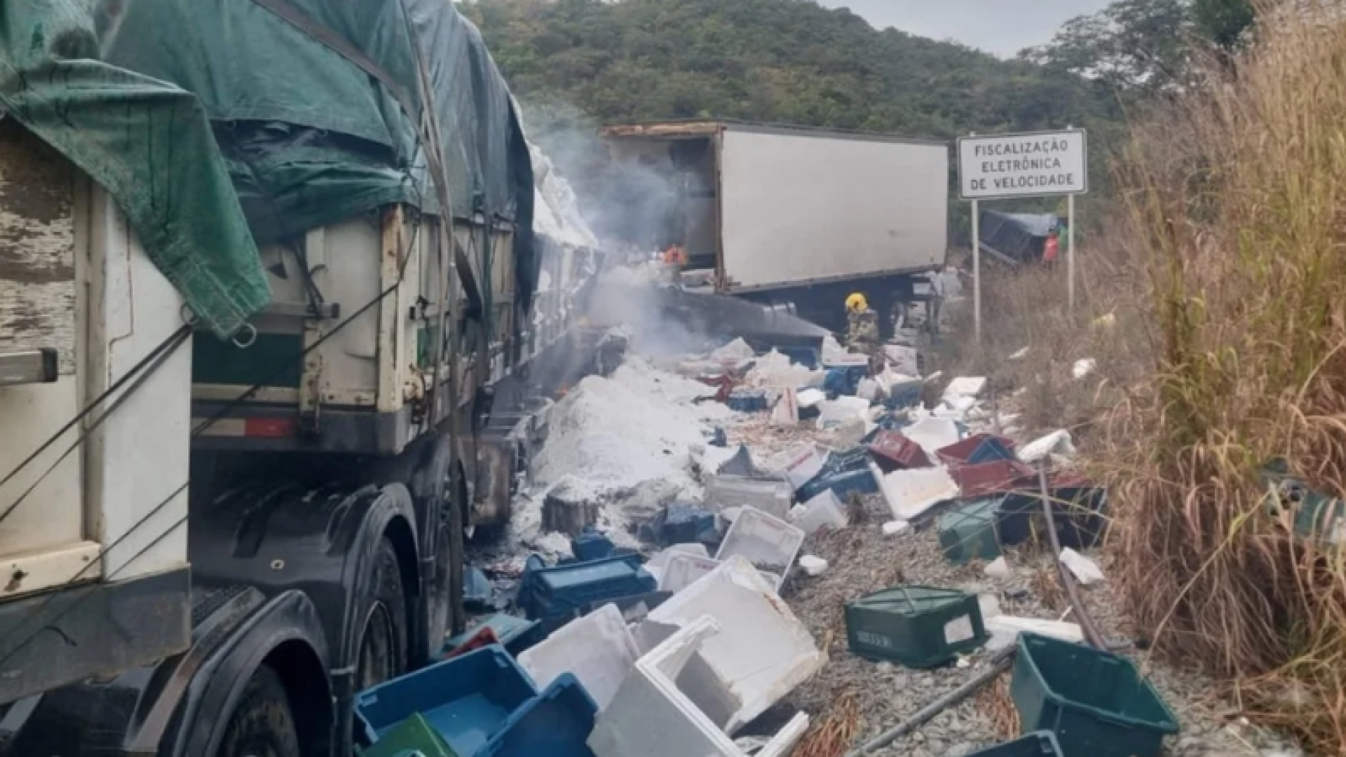 Um grave acidente envolvendo três veículos de carga deixou uma pessoa morta na manhã deste domingo (13), na BR-251, na Serra de Francisco...