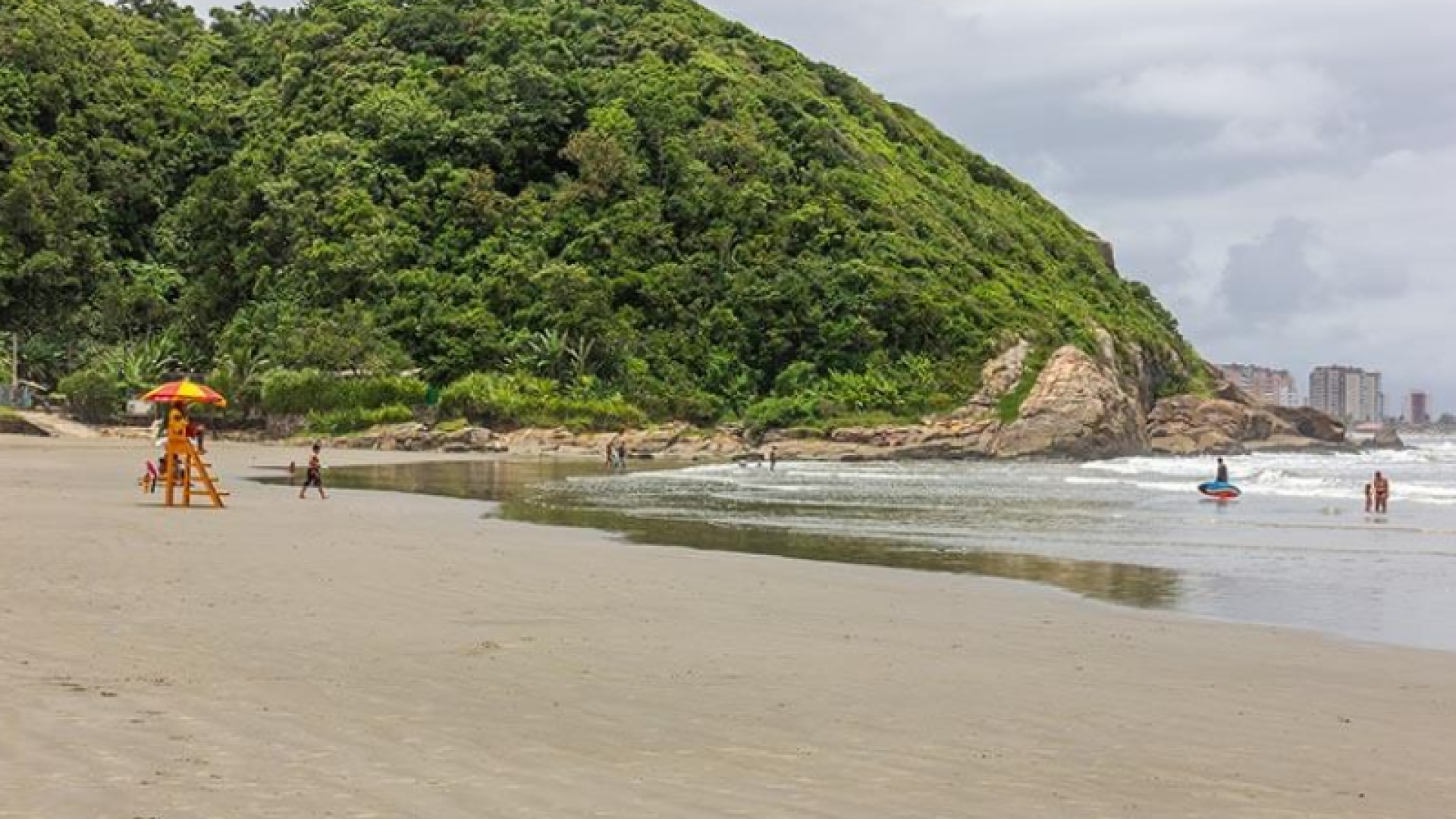 Um homem morreu após se afogar na praia dos Pescadores, em Itanhaém, no litoral de São Paulo, nesta segunda-feira (30).
