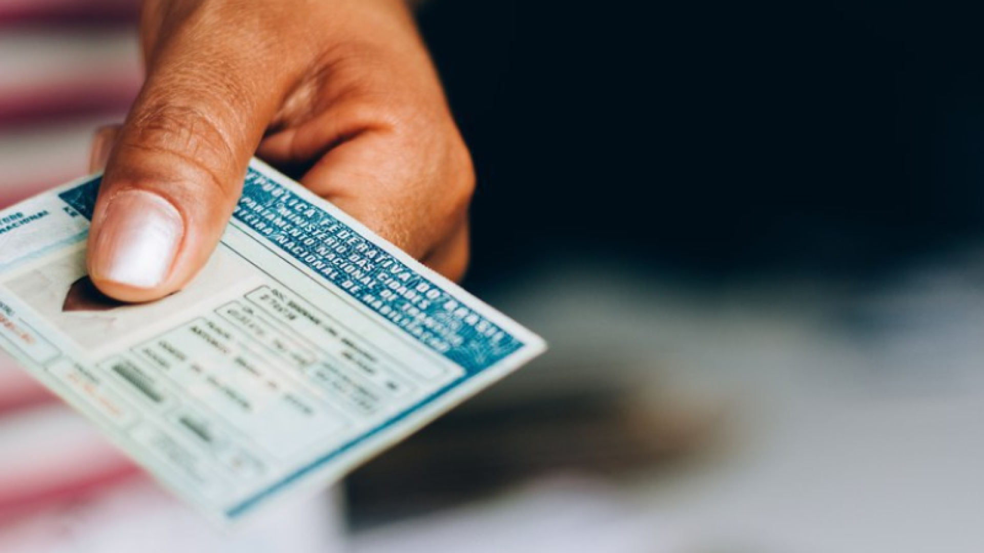 Os números mostram a dimensão do problema: mais de 900 mil infrações por dirigir sem carteira de habilitação foram registradas em 2024.