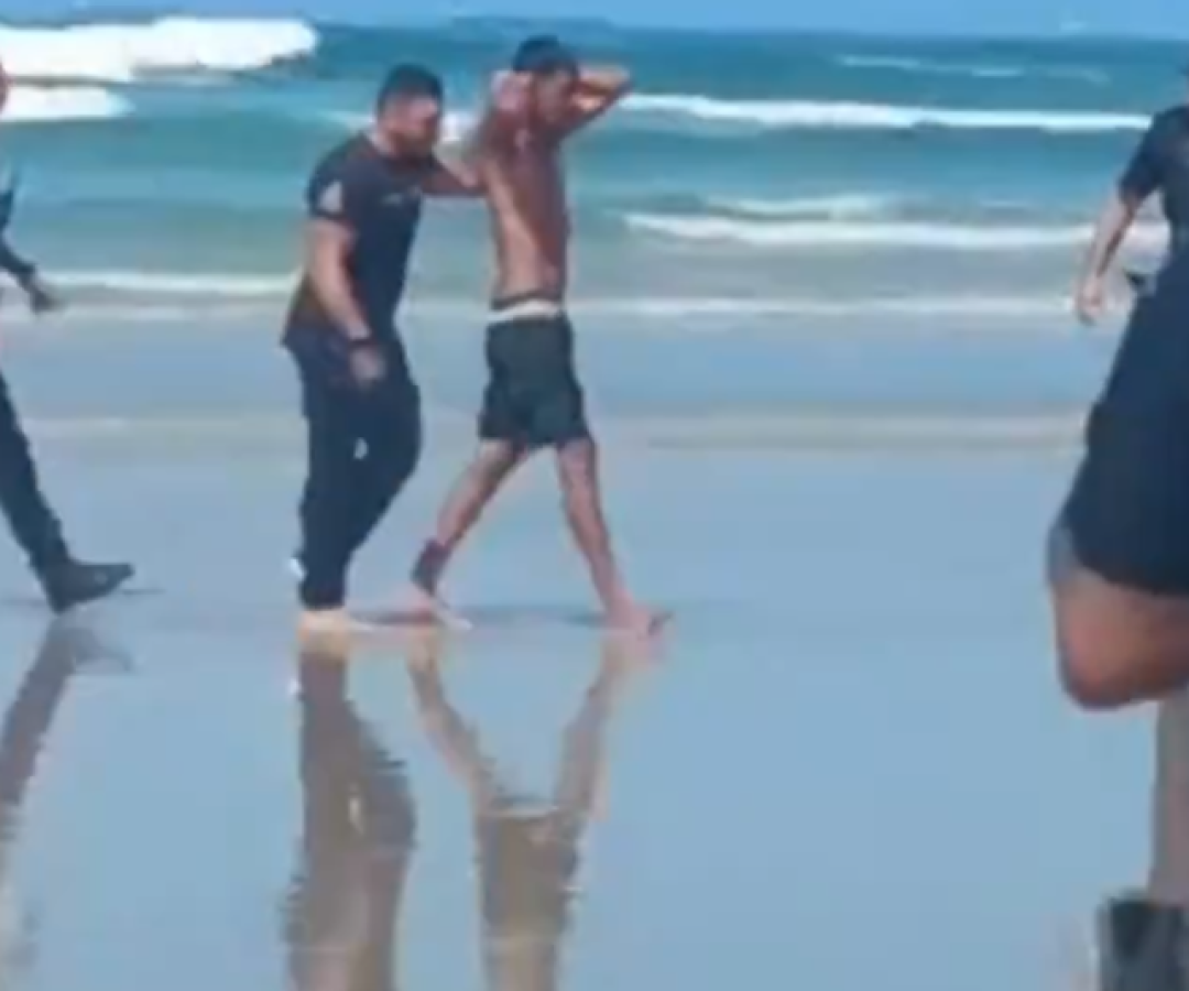 Um homem foi detido dentro do mar na manhã de terça-feira (21) após roubar uma mulher nas proximidades da Praia da Enseada, em Guarujá...