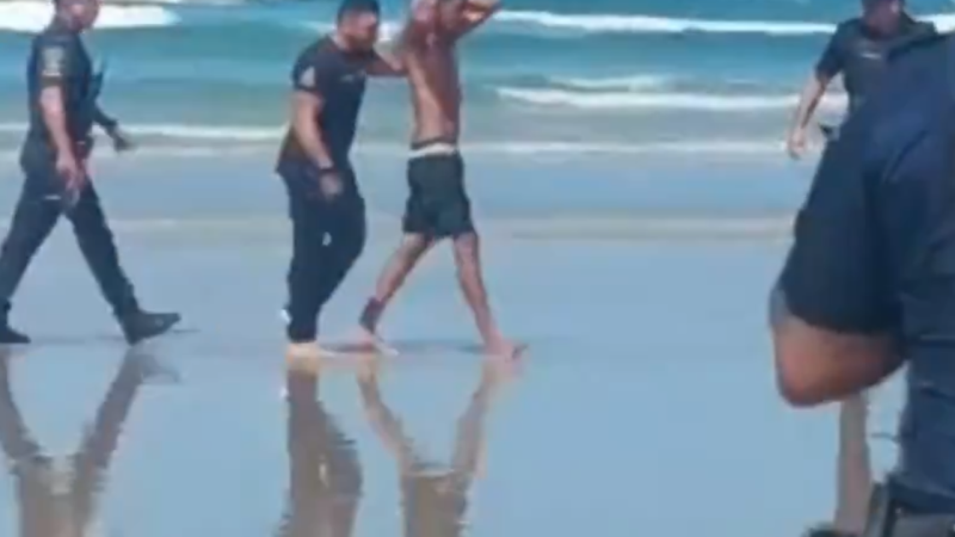 Um homem foi detido dentro do mar na manhã de terça-feira (21) após roubar uma mulher nas proximidades da Praia da Enseada, em Guarujá...