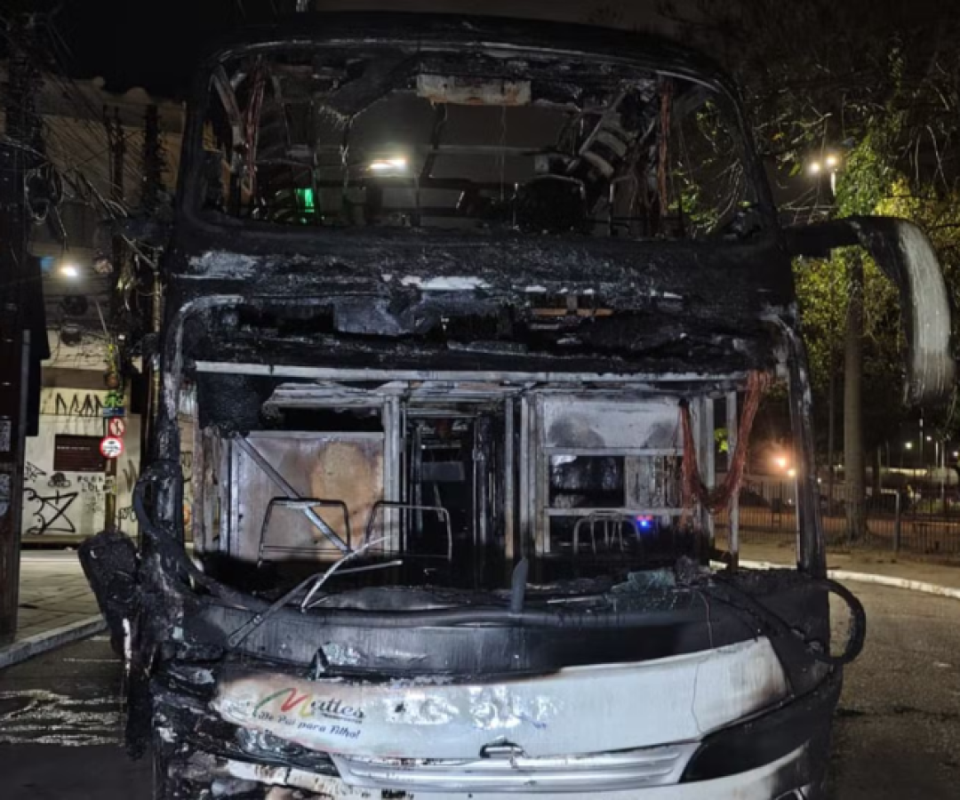 Um ônibus de turismo que transportava 55 adolescentes, com idades entre 15 e 17 anos, pegou fogo na tarde desta sexta-feira (3)...