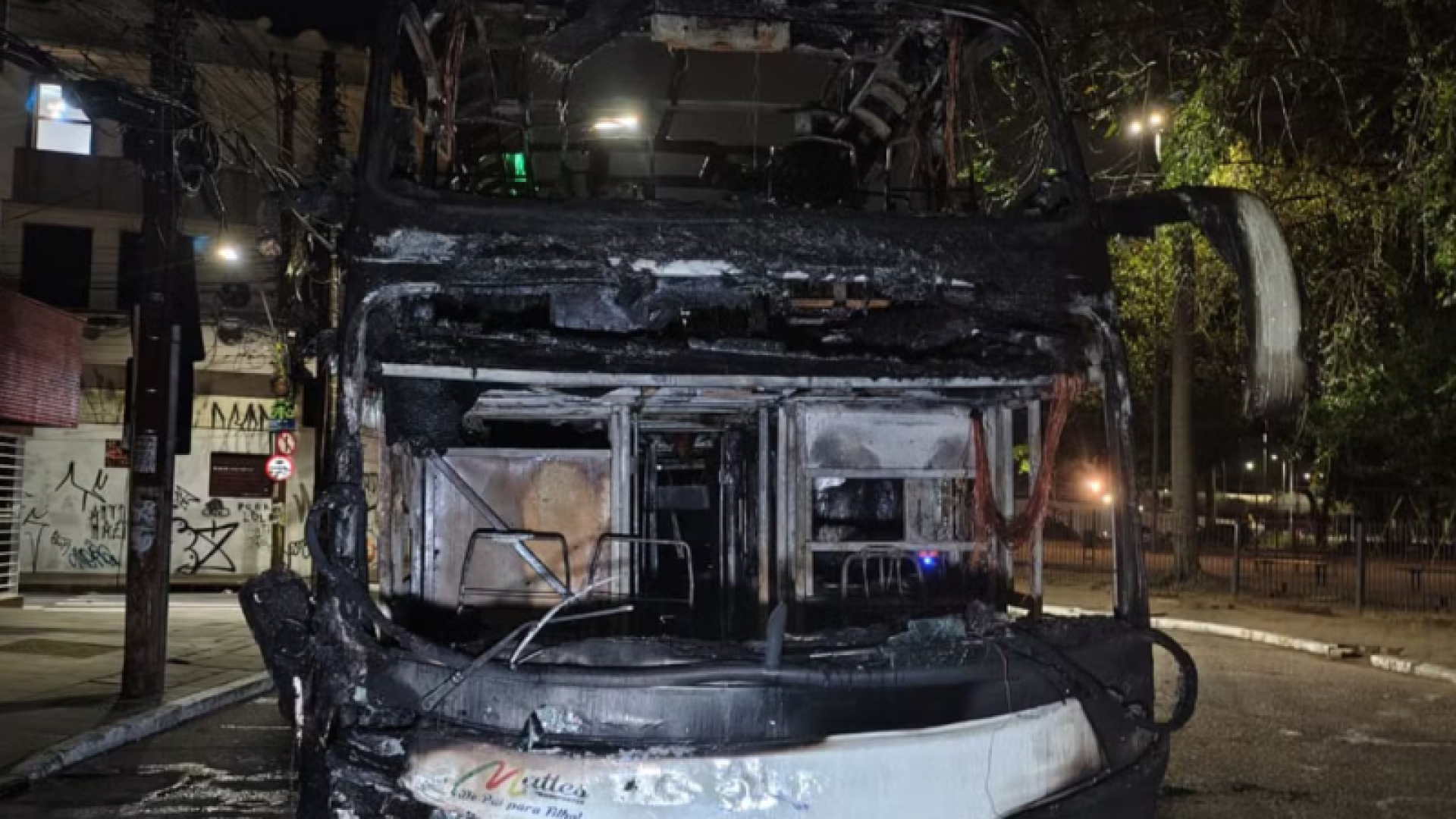 Um ônibus de turismo que transportava 55 adolescentes, com idades entre 15 e 17 anos, pegou fogo na tarde desta sexta-feira (3)...