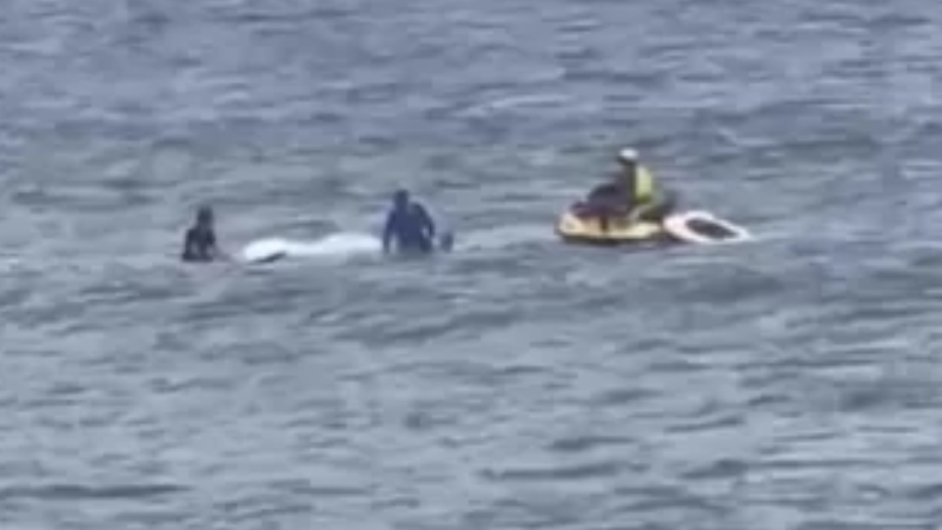 Um piloto de paramotor de 49 anos foi resgatado após cair no mar próximo à Ilha Porchat, em São Vicente, no litoral de São Paulo...