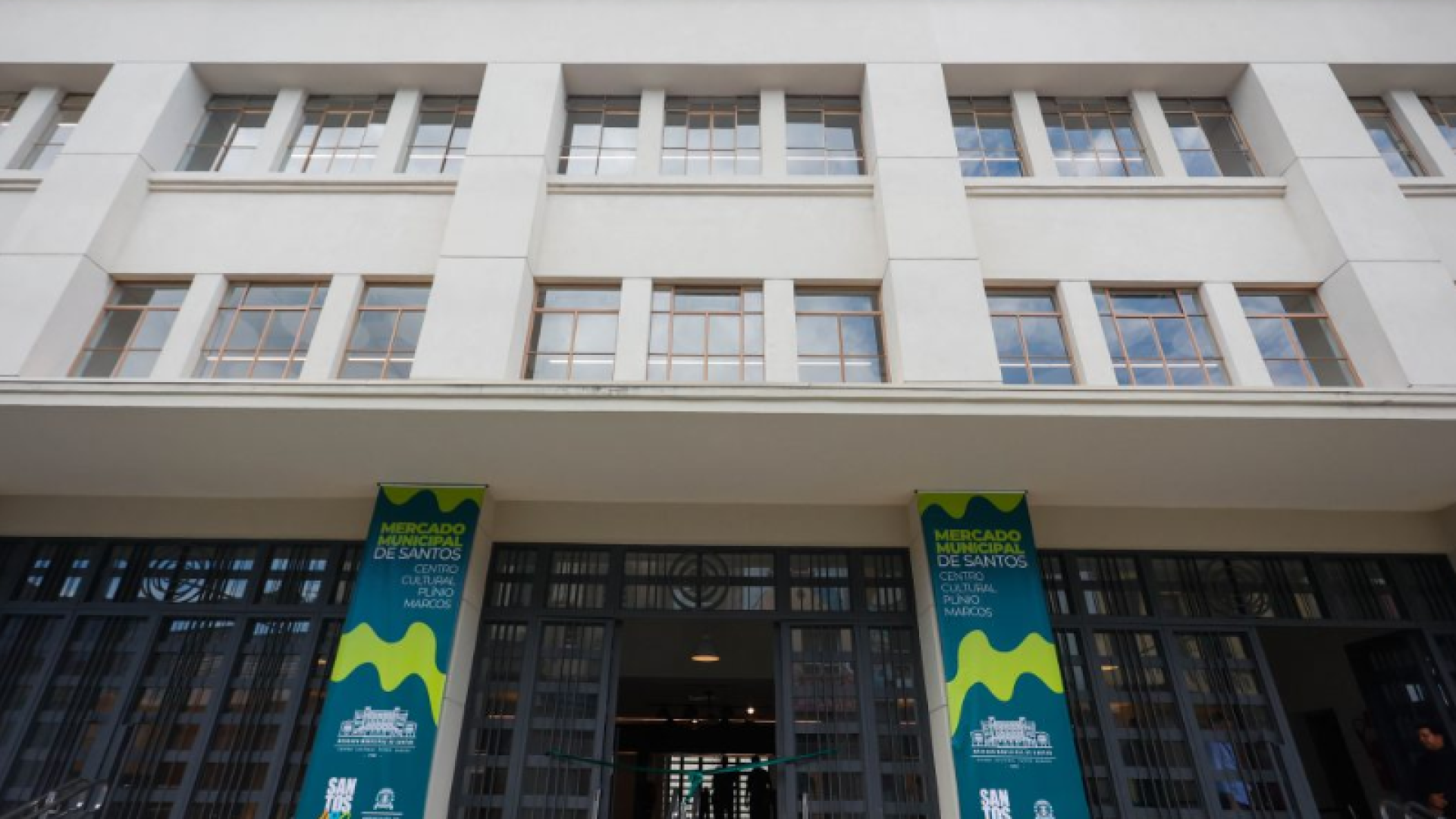 O Governo de São Paulo entregou nesta segunda-feira (26) a obra de revitalização do Mercado Municipal de Santos, no Centro...