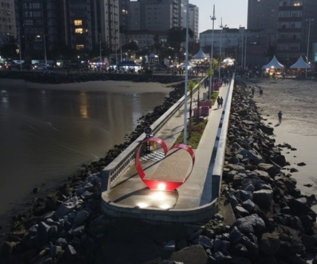 A Praia do Gonzaguinha, em São Vicente, será palco neste sábado (13) de um evento que combina esporte, solidariedade e espírito natalino.