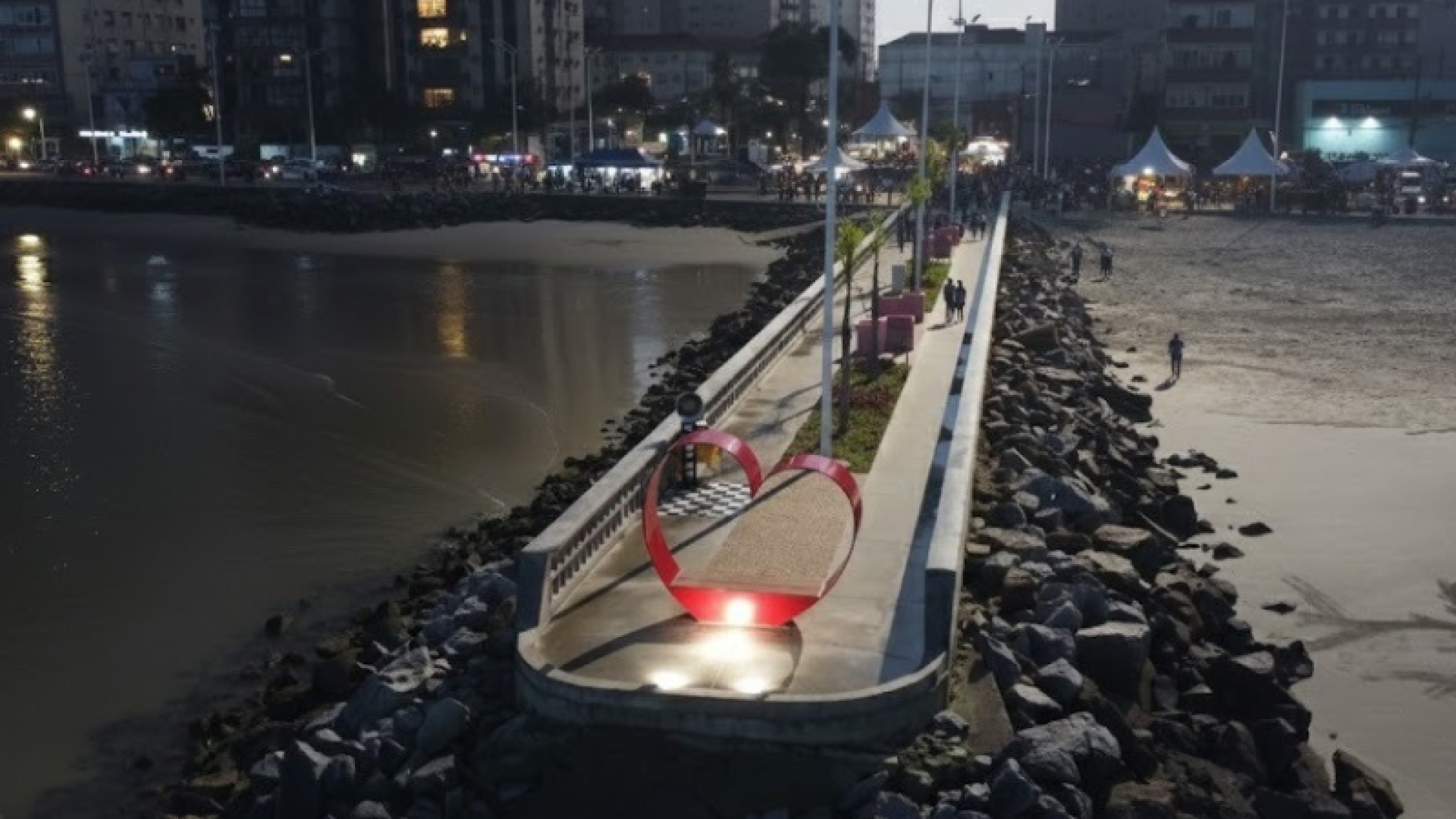 A Praia do Gonzaguinha, em São Vicente, será palco neste sábado (13) de um evento que combina esporte, solidariedade e espírito natalino.