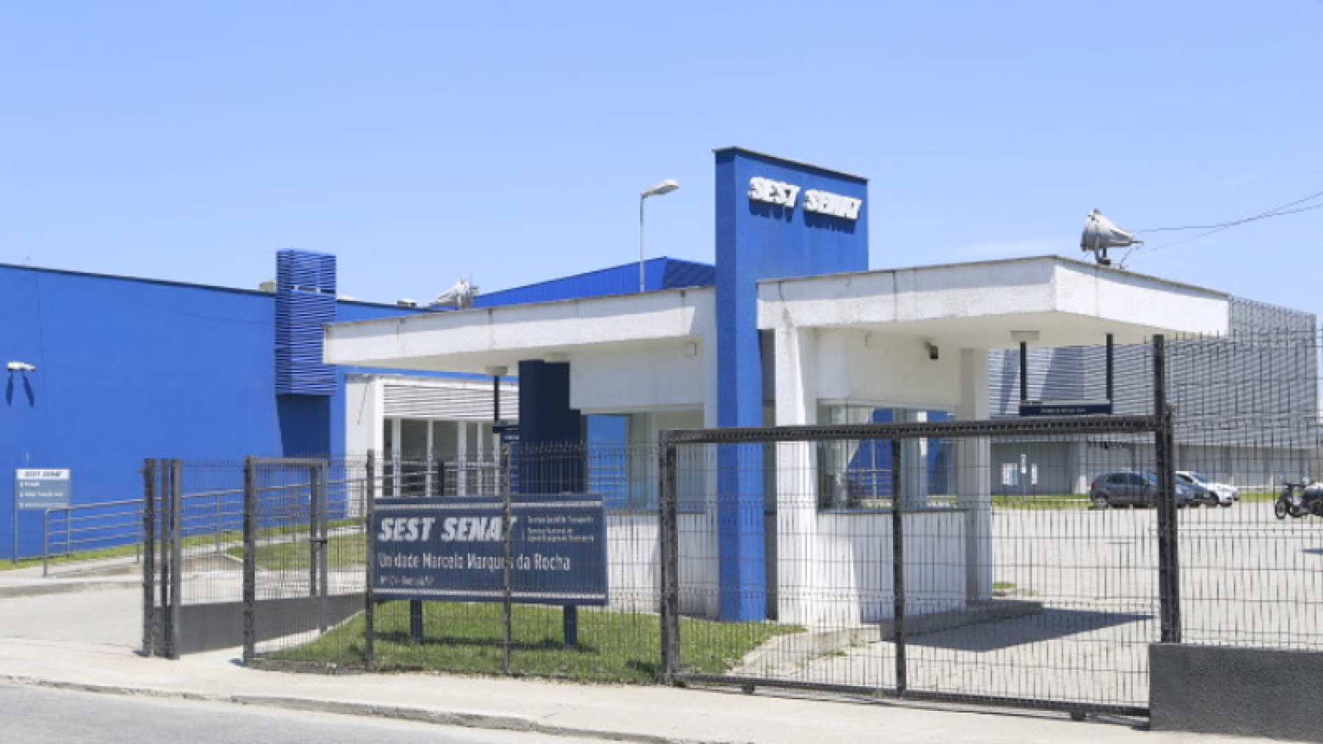 A unidade do Sest Senat (Serviço Social do Transporte e Serviço Nacional de Aprendizagem do Transporte), em Guarujá, está com...