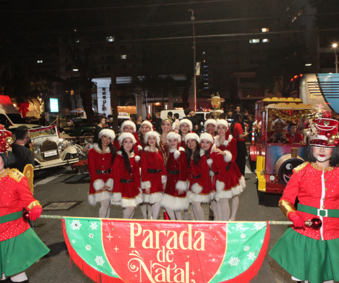 A tradicional Parada de Natal tomou conta da Rua Tolentino Filgueiras, no Gonzaga, na noite de quarta-feira (17), reunindo...
