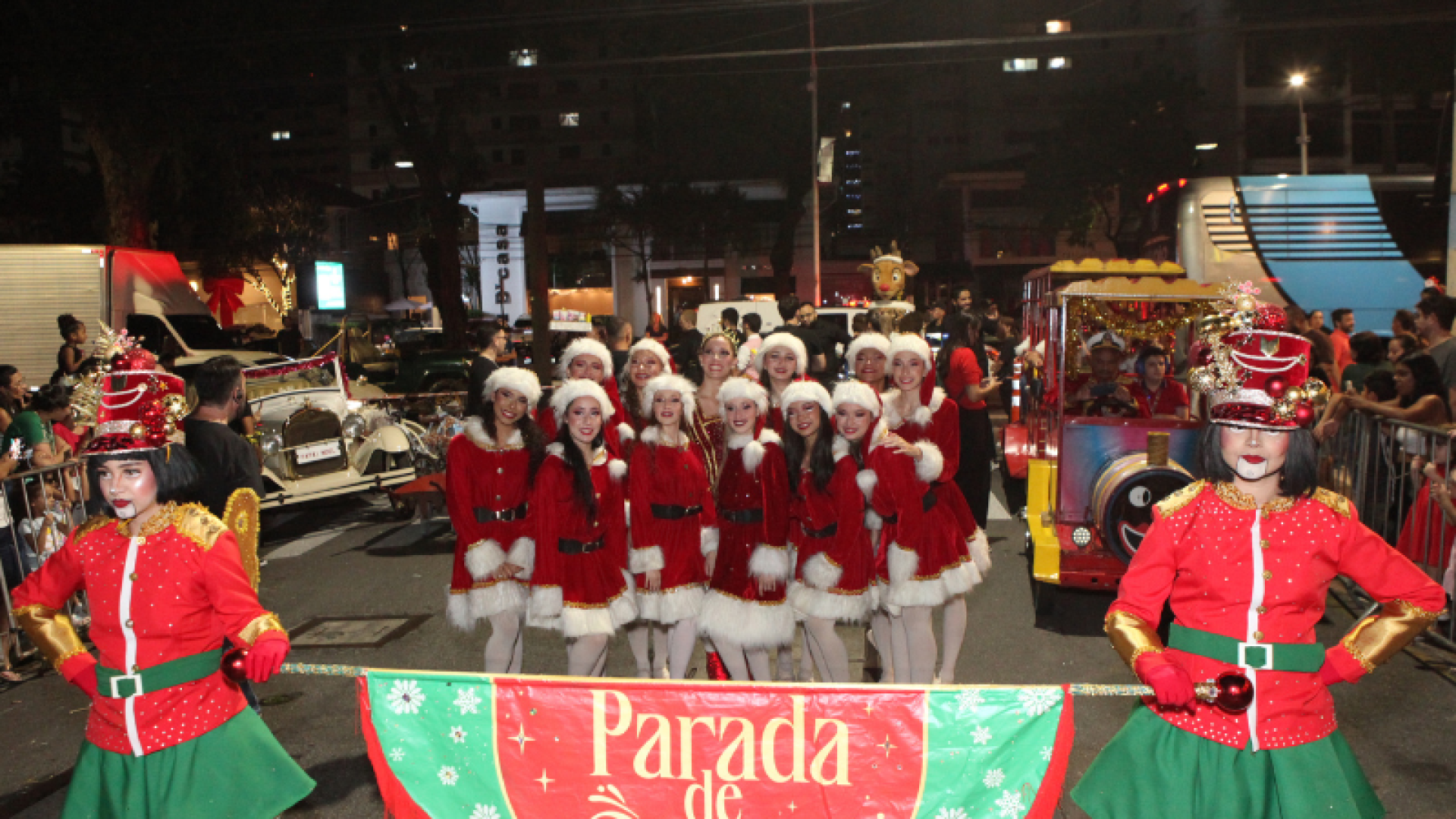 A tradicional Parada de Natal tomou conta da Rua Tolentino Filgueiras, no Gonzaga, na noite de quarta-feira (17), reunindo...