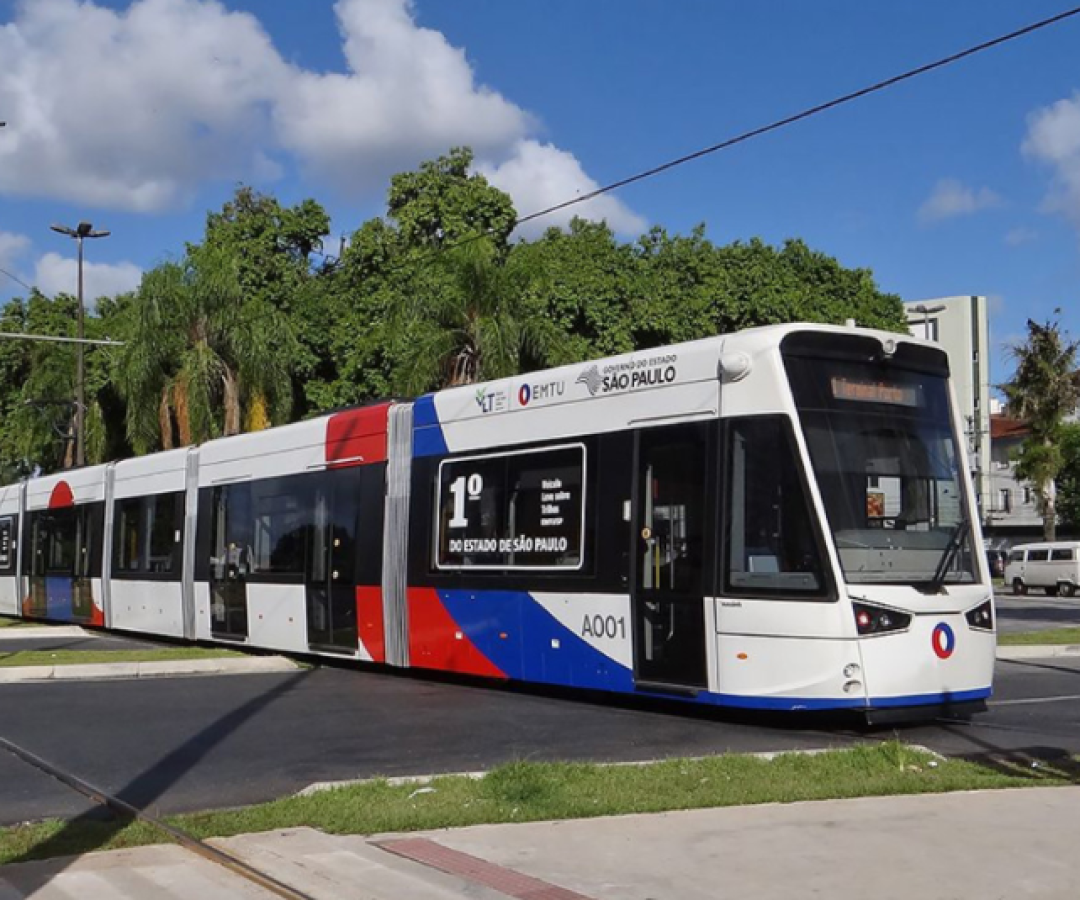 O Veículo Leve sobre Trilhos (VLT) e os ônibus da BR Mobilidade, que atendem Santos e São Vicente, no litoral de São Paulo...