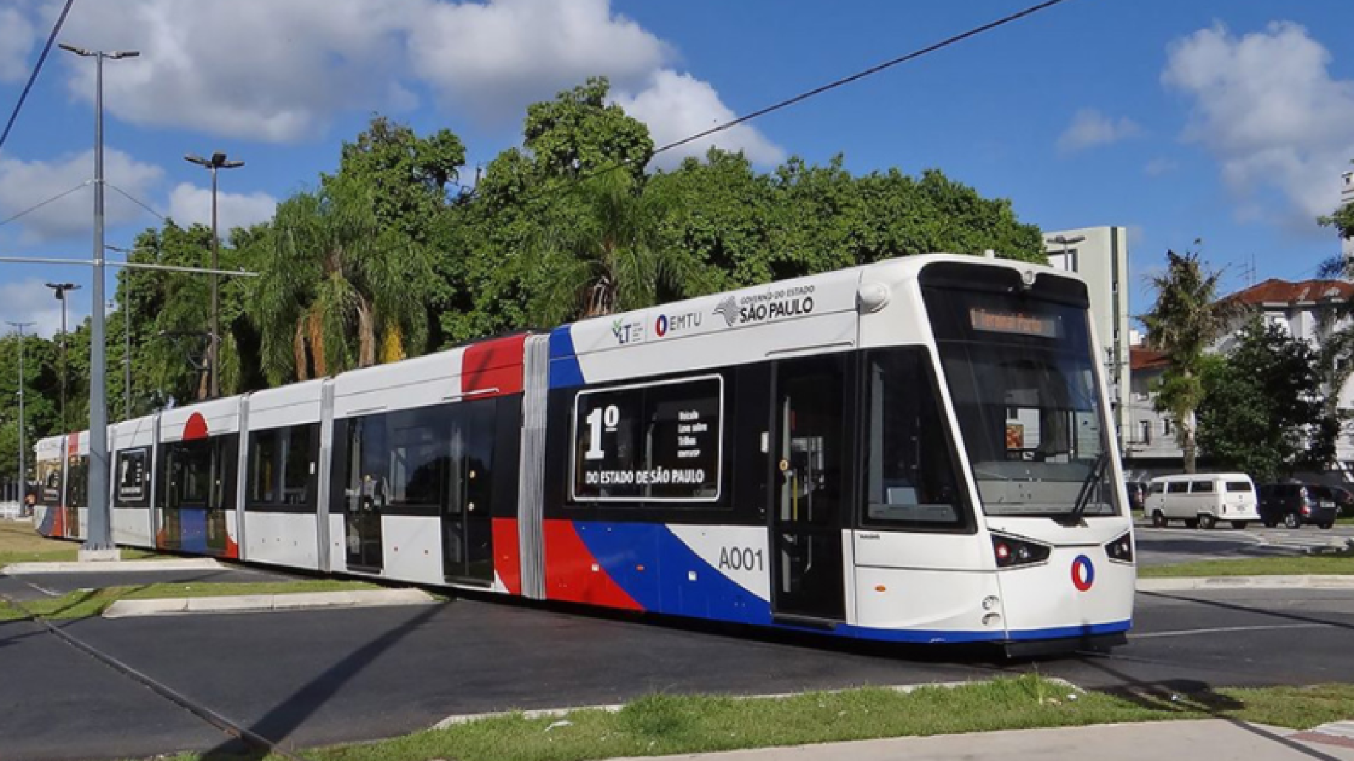 O Veículo Leve sobre Trilhos (VLT) e os ônibus da BR Mobilidade, que atendem Santos e São Vicente, no litoral de São Paulo...