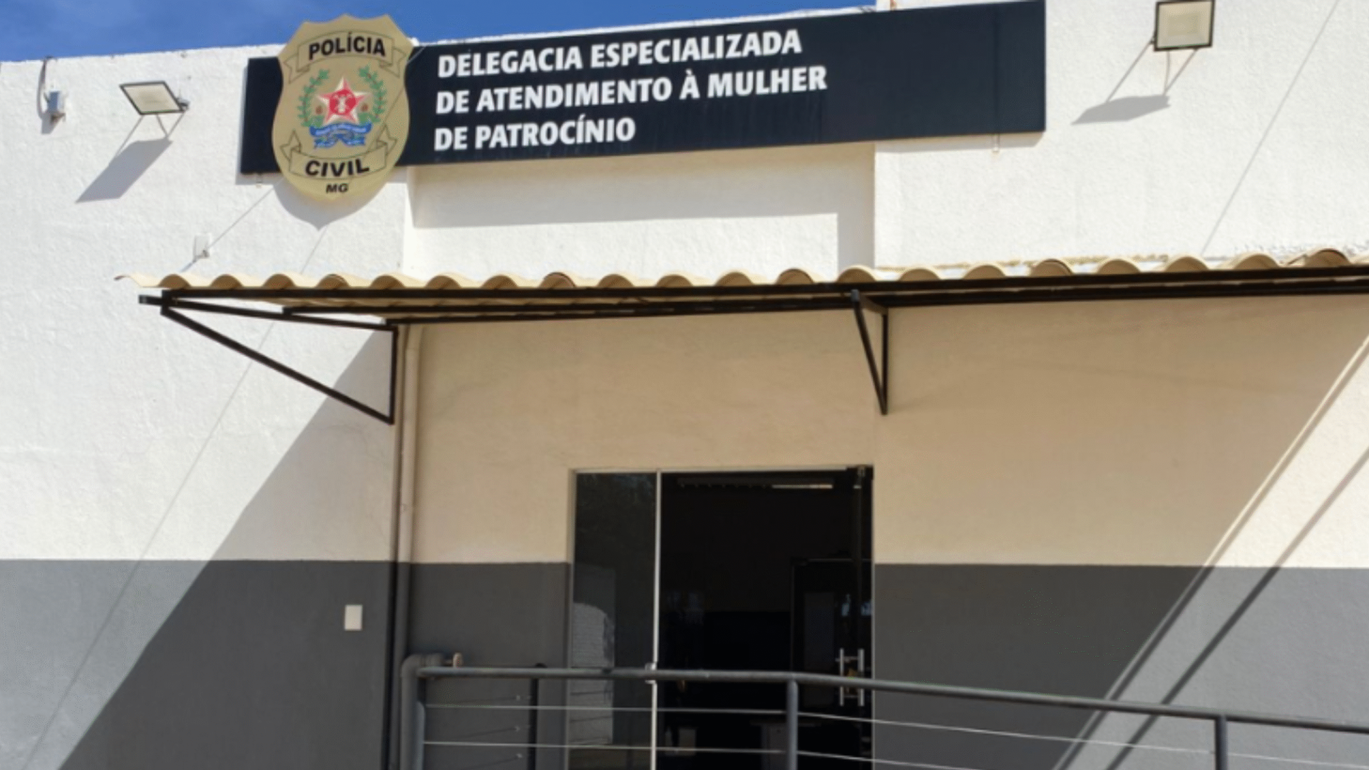 Frente da delegacia da Mulher de Patrocínio