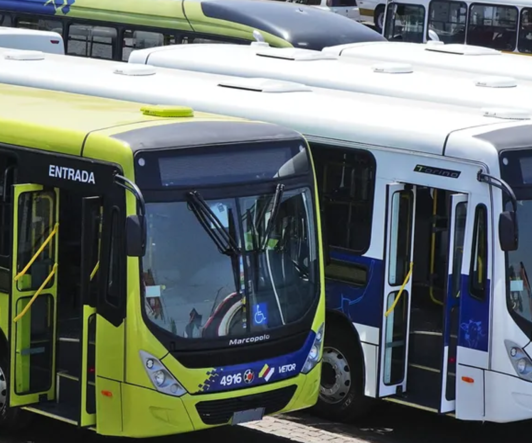 Frota de ônibus coletiv em Uberaba — Foto Lílian