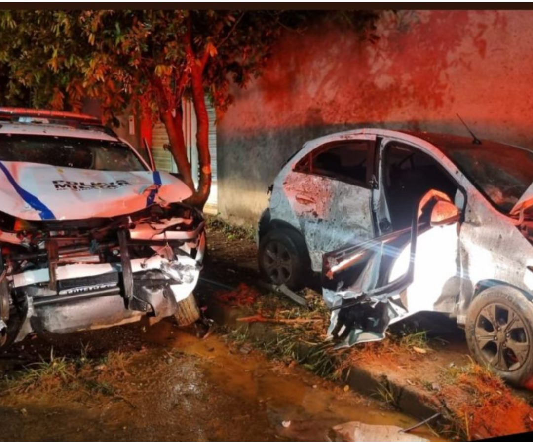 Fugitivo em carro furtado colide com viatura da PM