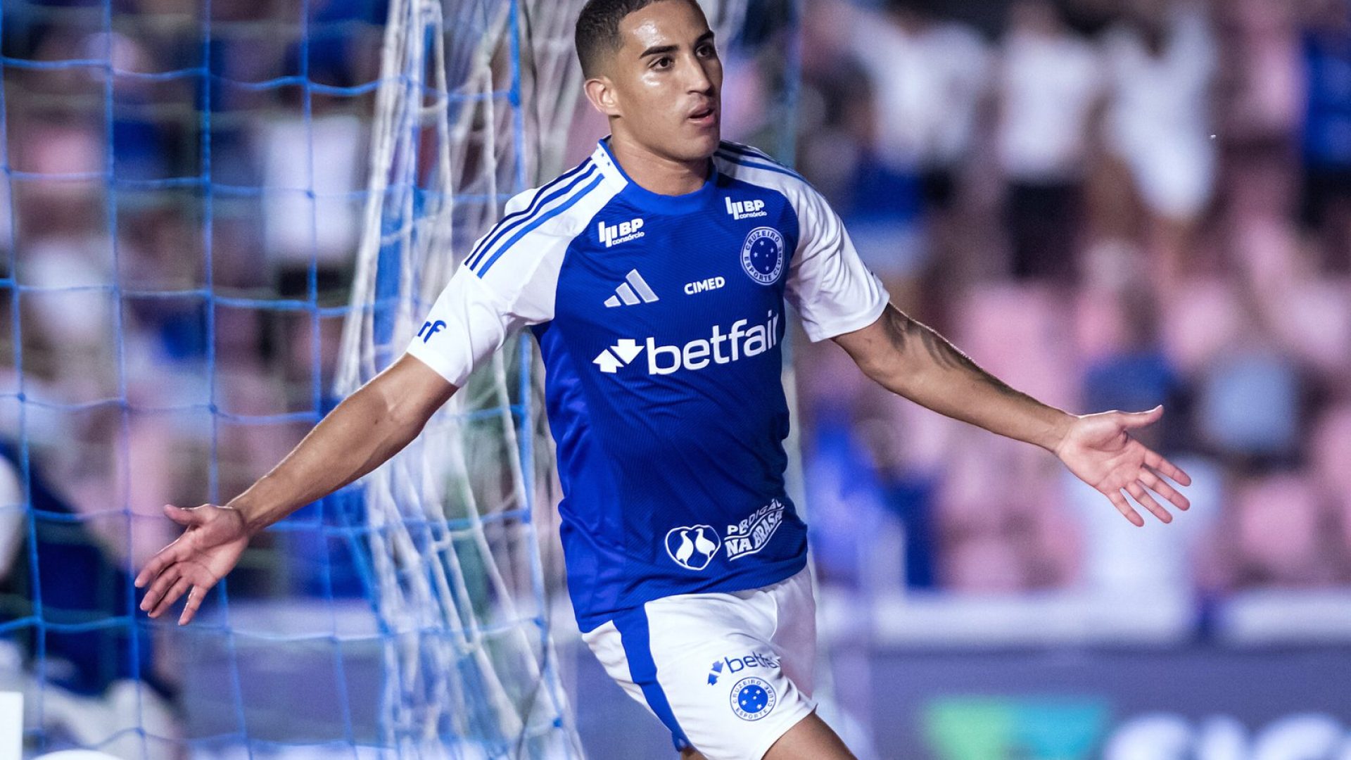 Christian marcou o gol da vitória em Uberlândia e espantou a crise celeste. Agora, foco na Copa do Brasil! (foto: Gustavo Aleixo/Cruzeiro)