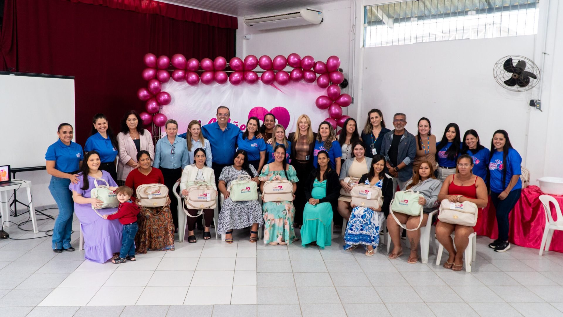 perfeito-marcelo-villares-com-maes-integrantes-do-projeto-hiago-freitas