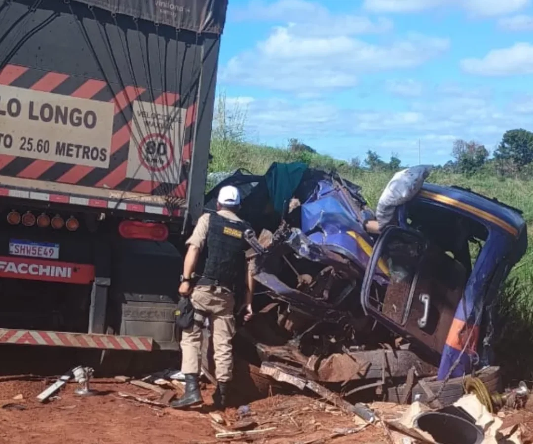 Com o impacto, os dois veículos saíram da pista e sofreram diversos danos (foto: divulgação/PMRv)