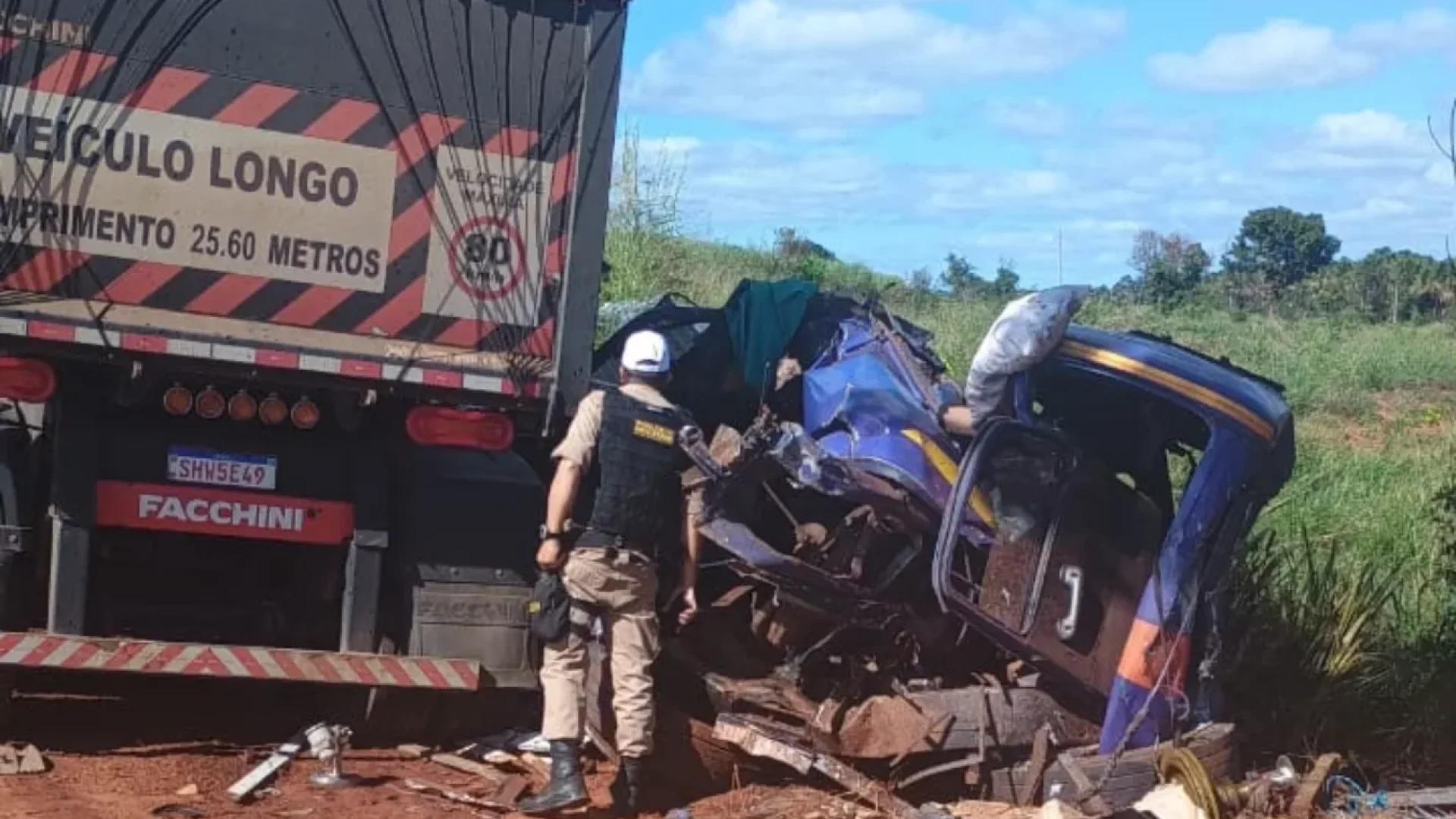 Com o impacto, os dois veículos saíram da pista e sofreram diversos danos (foto: divulgação/PMRv)