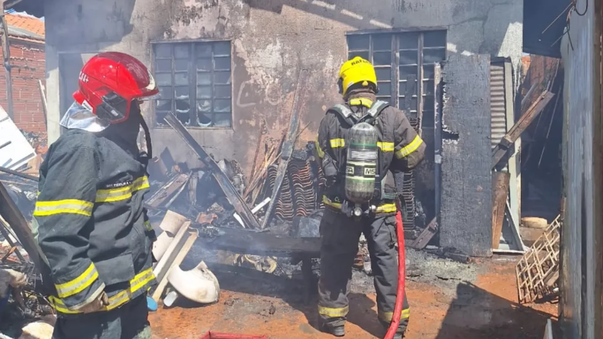 INCENDIO ARAGUARI (foto: divulgação/ Corpo de Bombeiros)