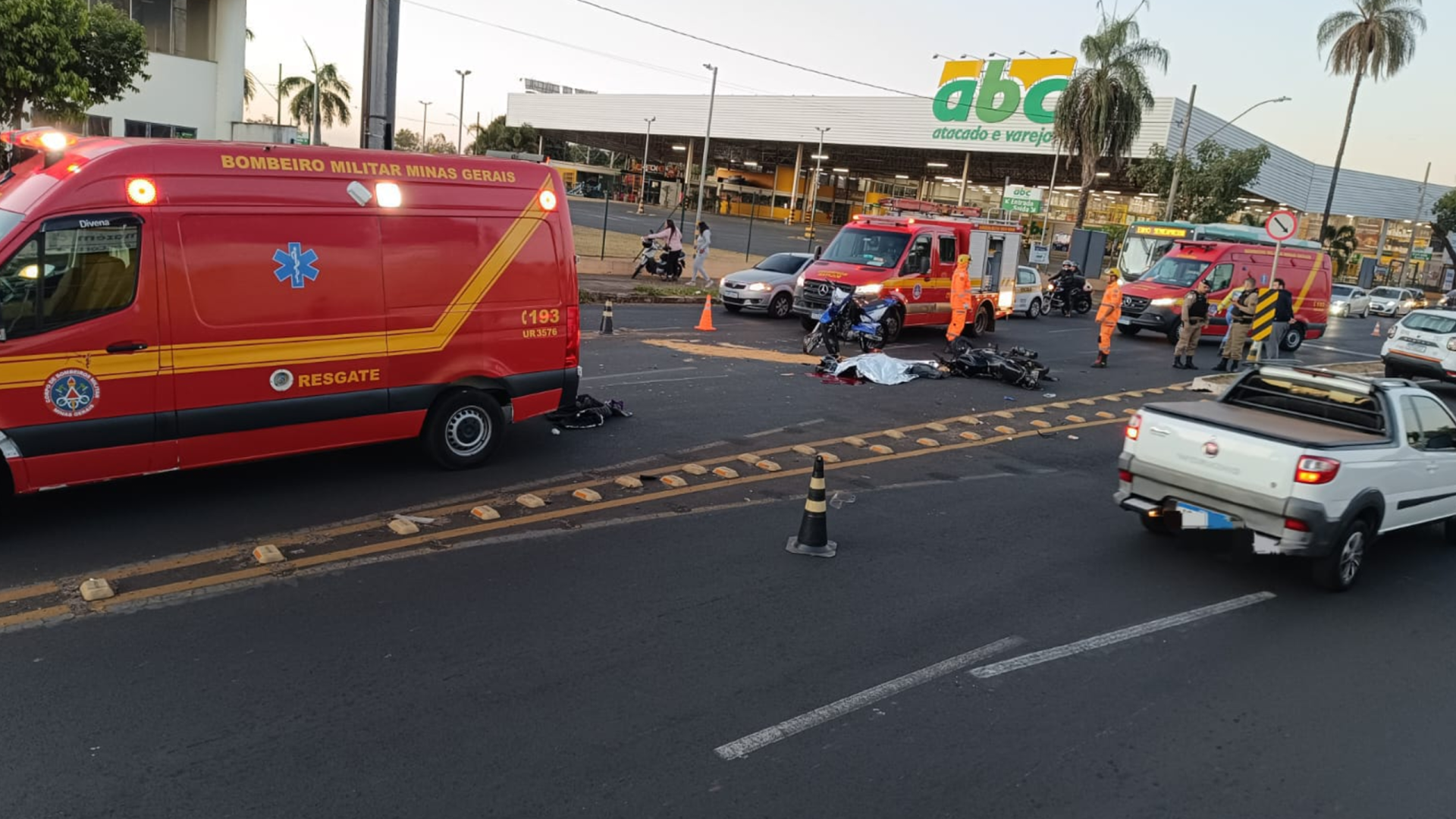 Grave acidente entre motos deixa um morto e dois feridos em Uberlândia (foto: divulgação/CBMG)
