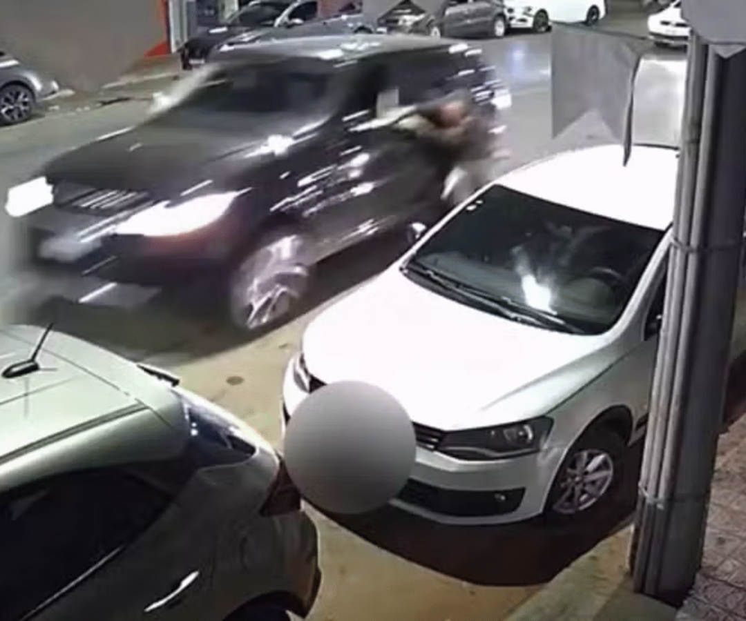 Homem foi arrastado por Land Rover em Patos de Minas após discussão de trânsito (imagem: reprodução)