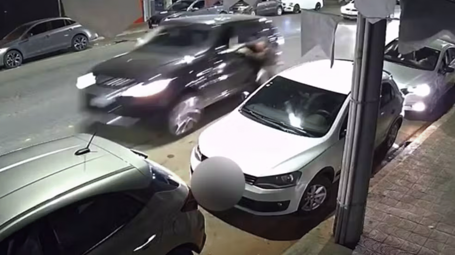 Homem foi arrastado por Land Rover em Patos de Minas após discussão de trânsito (imagem: reprodução)