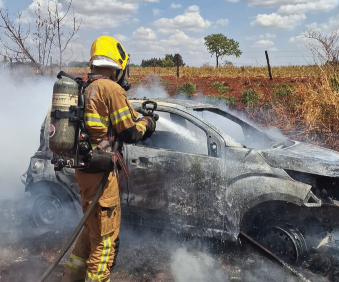 Carro pega fogo em rua do Bairro Girassóis IV, em Uberaba