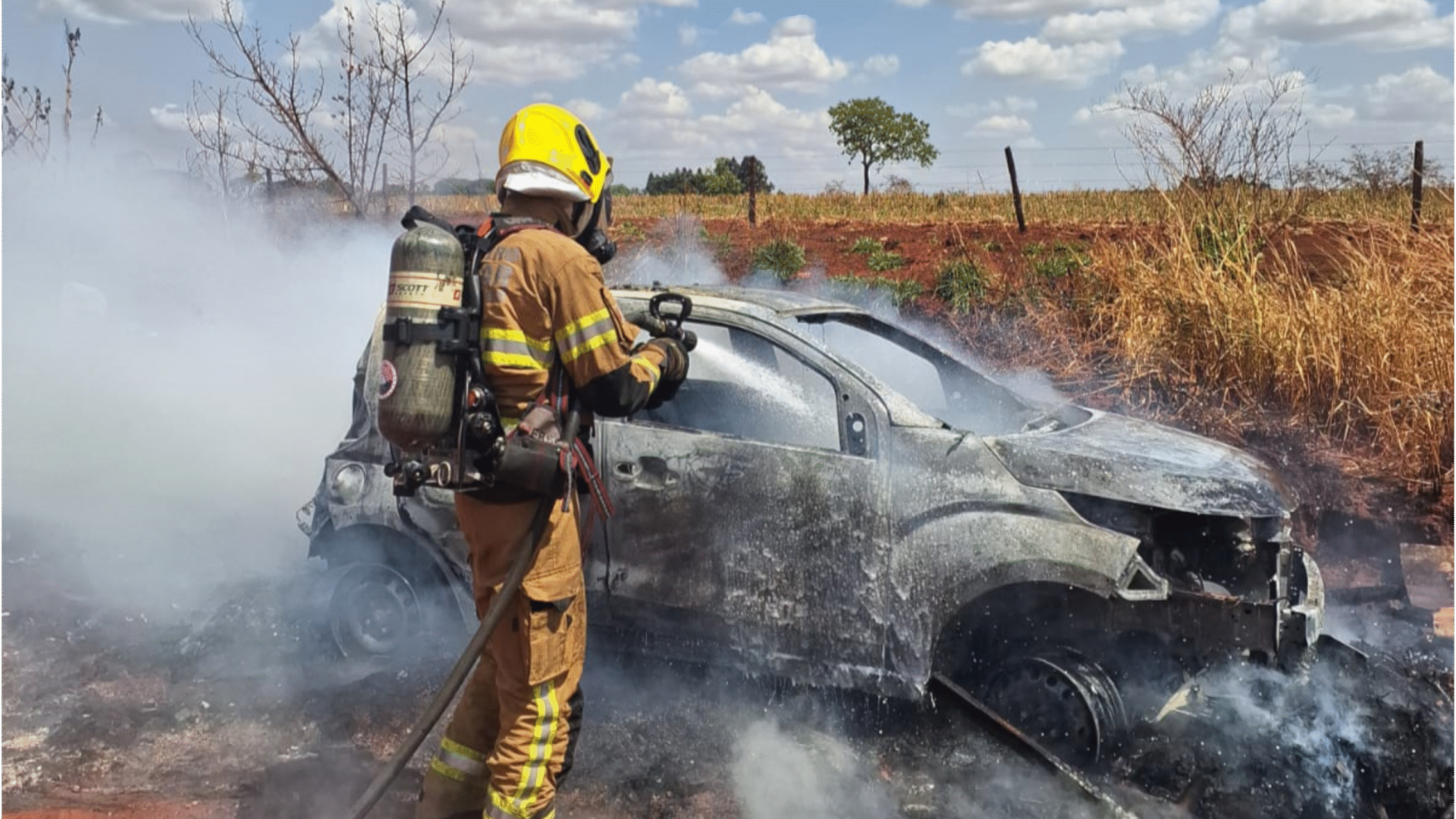Carro pega fogo em rua do Bairro Girassóis IV, em Uberaba