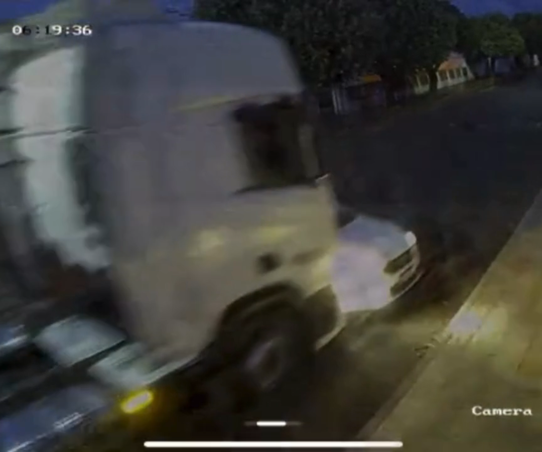 Caminhão arrasta carro em Ituiutaba (imagem: câmera de segurança)