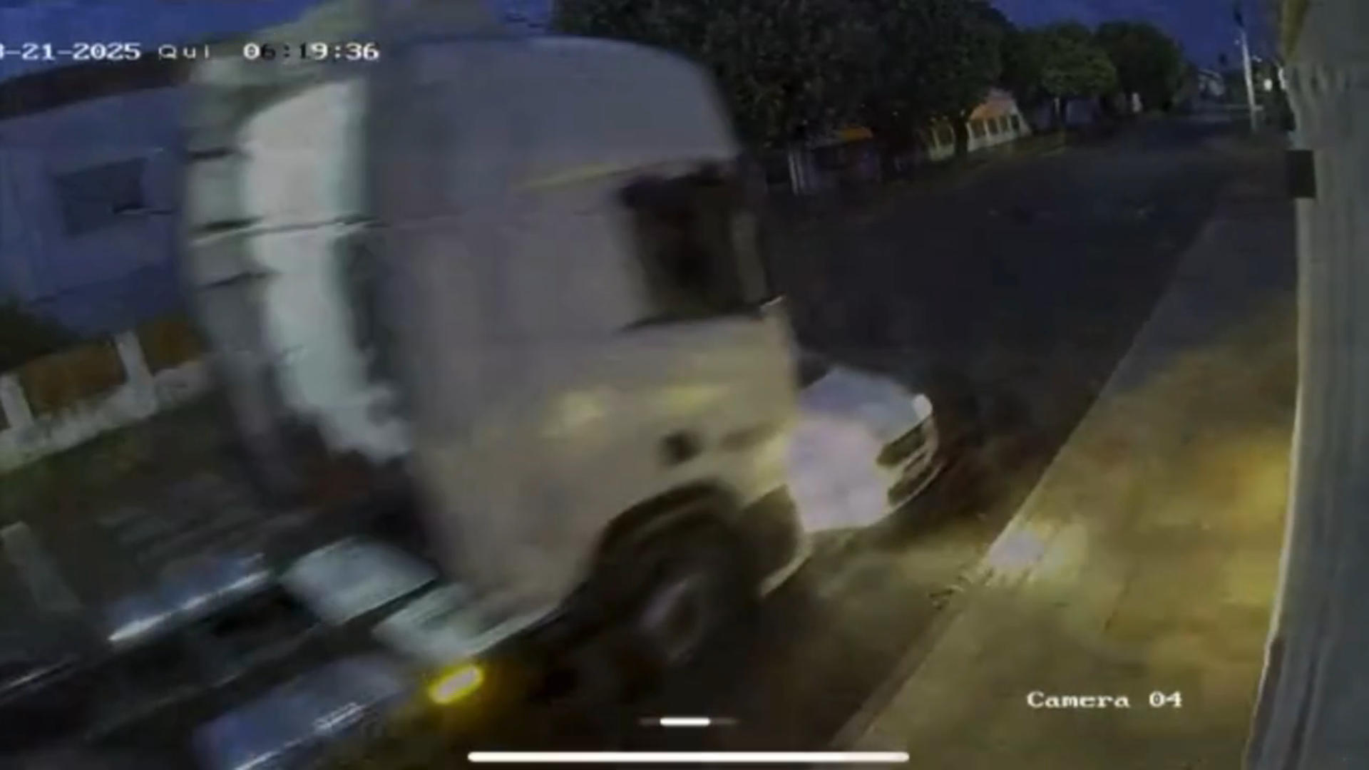 Caminhão arrasta carro em Ituiutaba (imagem: câmera de segurança)