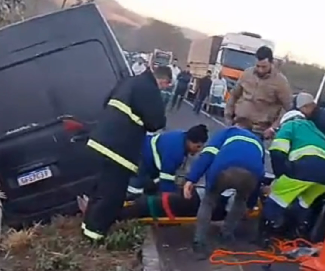 Acidente entre van e carreta interdita MGC-452 em Uberlândia e deixa motorista em estado grave
