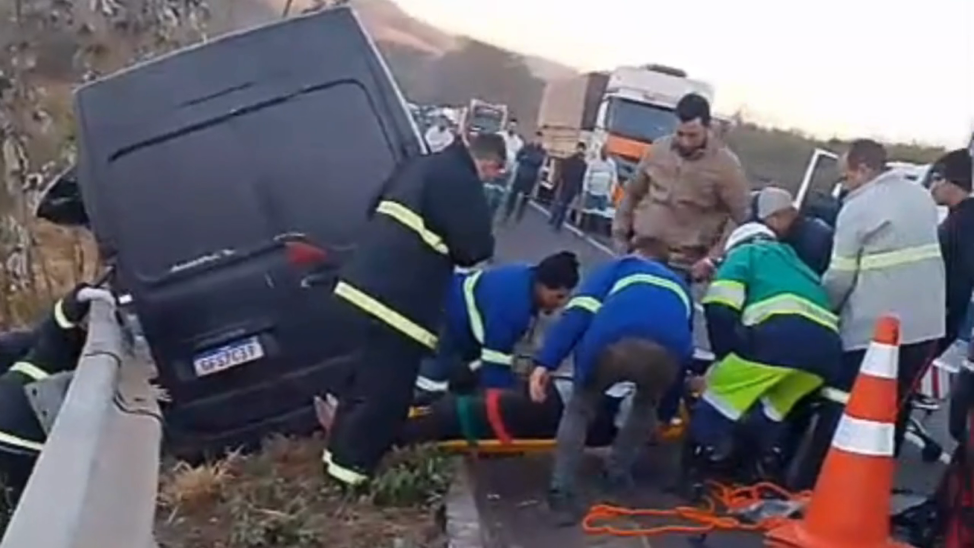 Acidente entre van e carreta interdita MGC-452 em Uberlândia e deixa motorista em estado grave