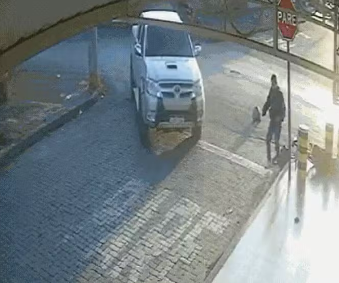 Motociclista tenta ultrapassagem, é atingido por caminhonete e garupa morre em Patos de Minas