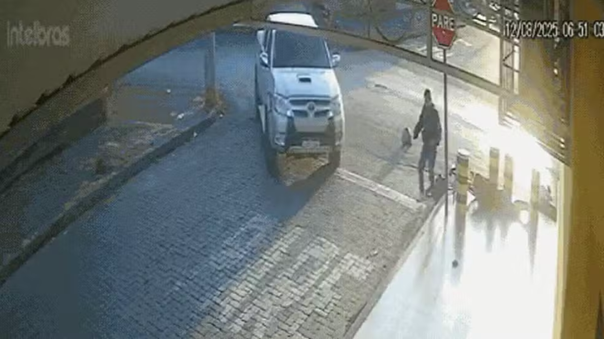 Motociclista tenta ultrapassagem, é atingido por caminhonete e garupa morre em Patos de Minas