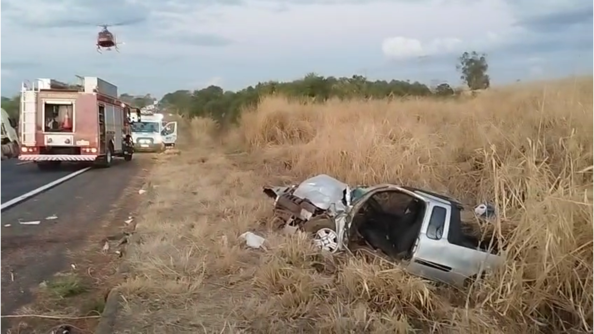 Colisão frontal entre caminhão e picape deixa ferido grave na BR-262 em Sacramento