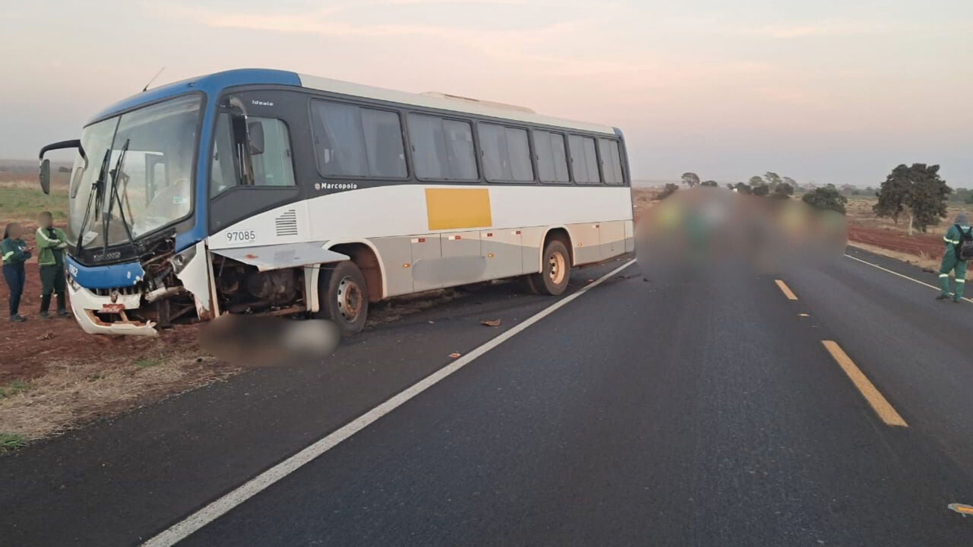 Duas pessoas morreram após uma batida entre motocicleta e ônibus na BR-365, em Santa Vitória