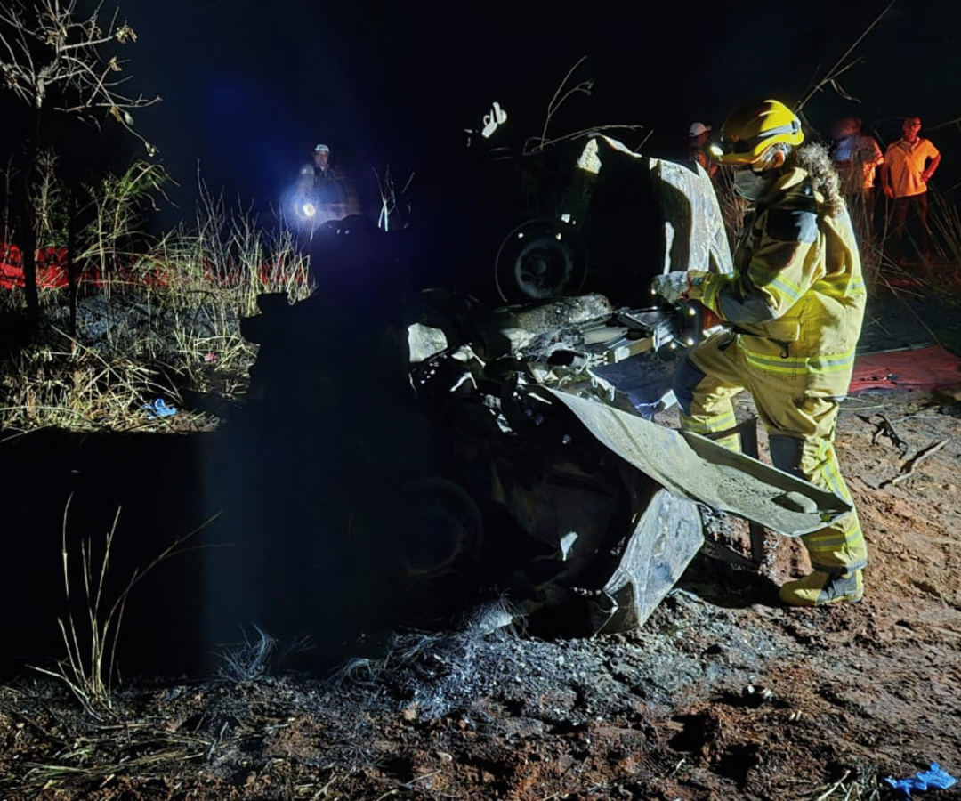 Colisão entre carro e caminhão boiadeiro provoca mortes e incêndio na MG-497, entre Prata e Uberlândia (foto: divulgação/CBMG)