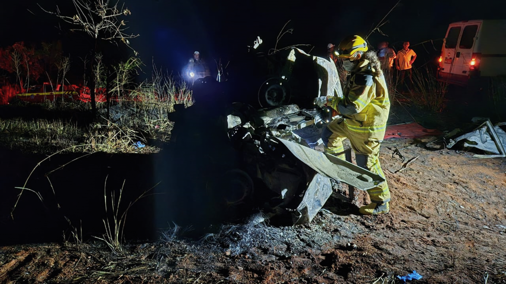 Colisão entre carro e caminhão boiadeiro provoca mortes e incêndio na MG-497, entre Prata e Uberlândia (foto: divulgação/CBMG)