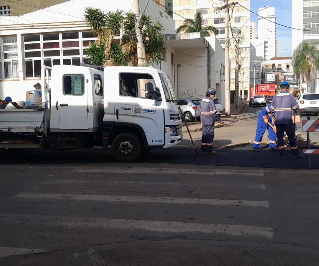 A obra de substituição da rede de esgoto na Rua Governador Valadares foi concluída e a via já recebeu recape em Uberaba (foto: divulgação/CODAU)