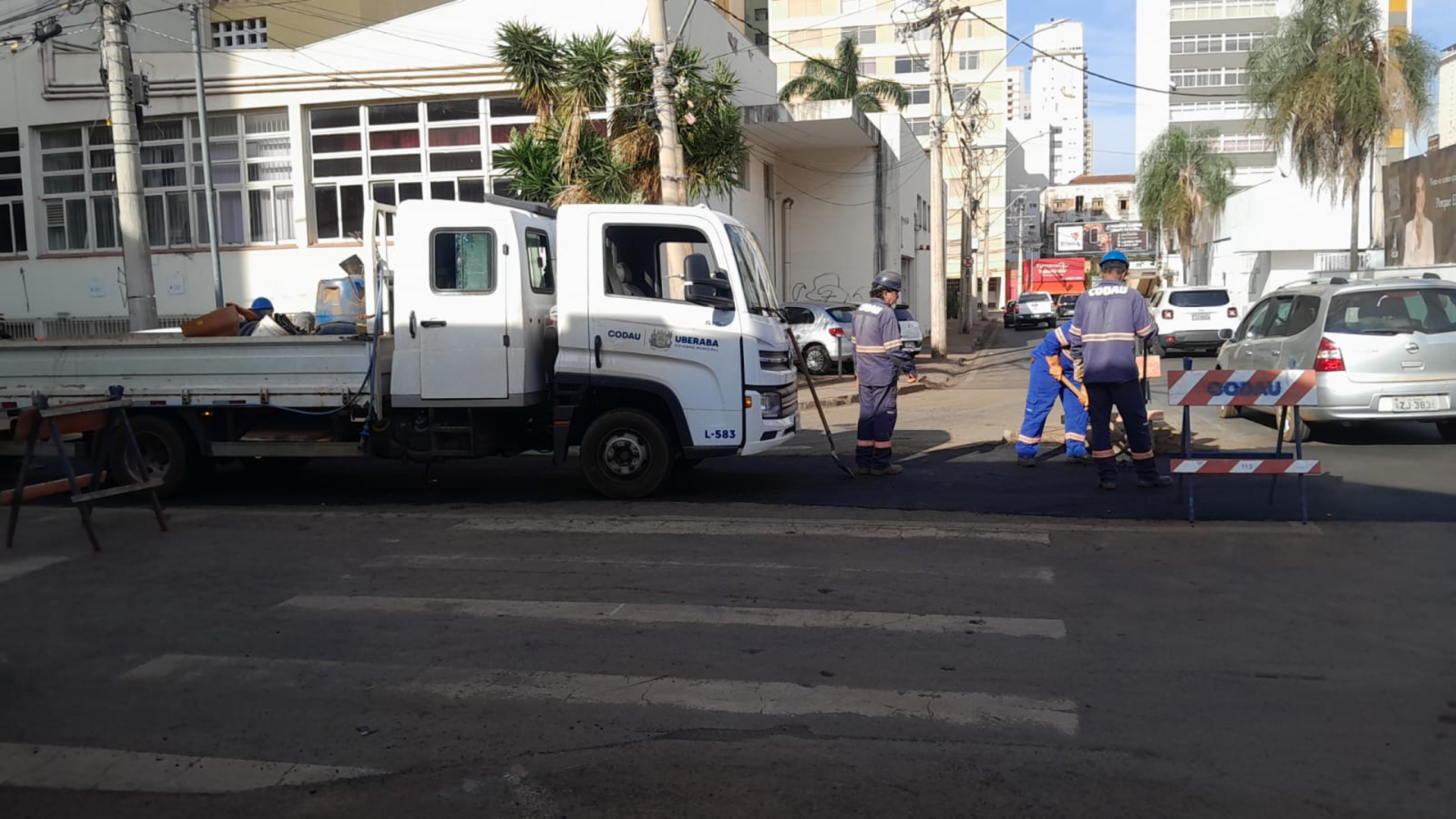A obra de substituição da rede de esgoto na Rua Governador Valadares foi concluída e a via já recebeu recape em Uberaba (foto: divulgação/CODAU)