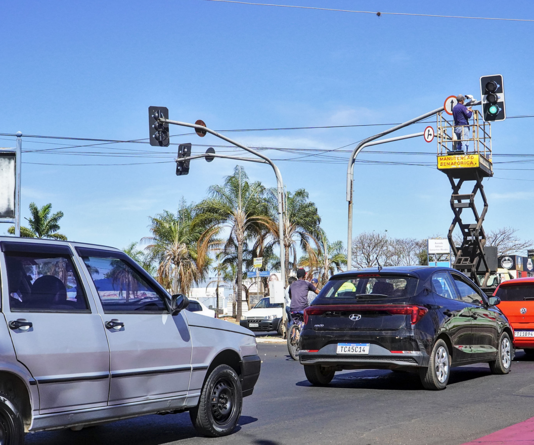 Uberaba testa semáforo inteligente que ajusta tempo conforme o fluxo de veículos