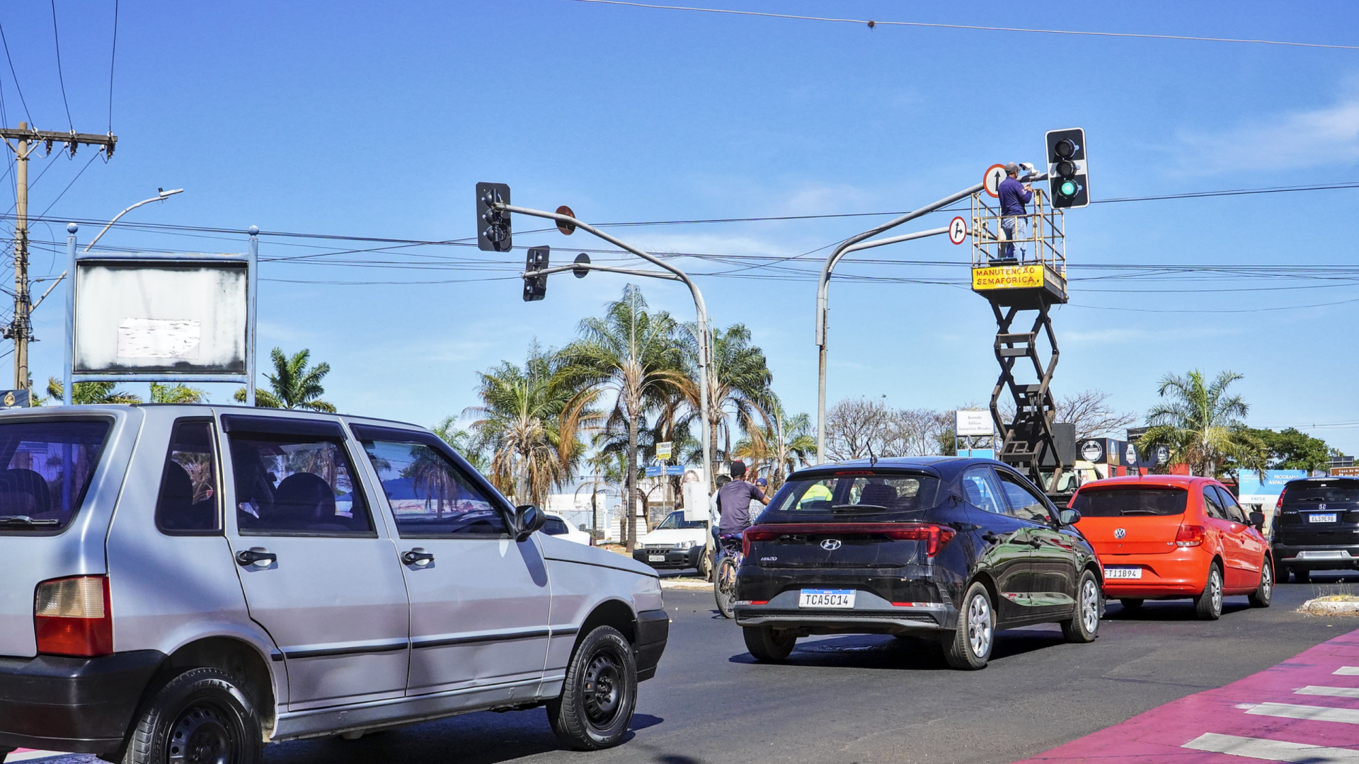 Uberaba testa semáforo inteligente que ajusta tempo conforme o fluxo de veículos