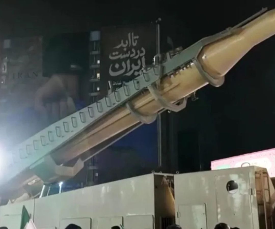 Irã exibe míssil balístico em ato em Teerã